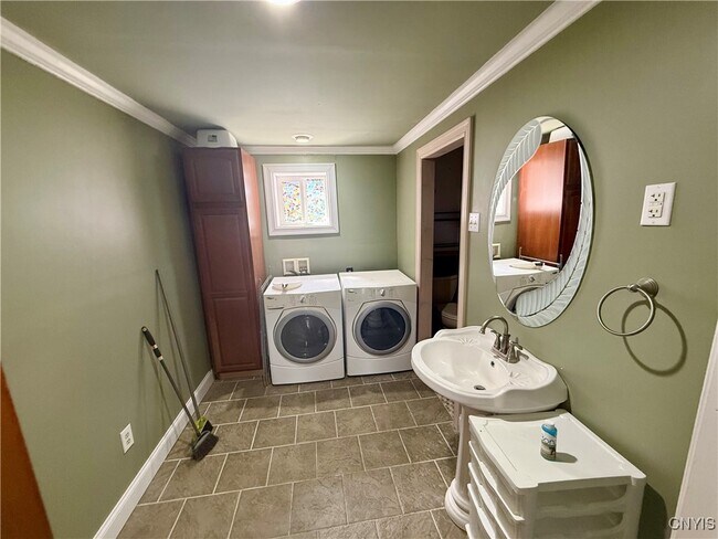 Foto del edificio - 379 Pawling St