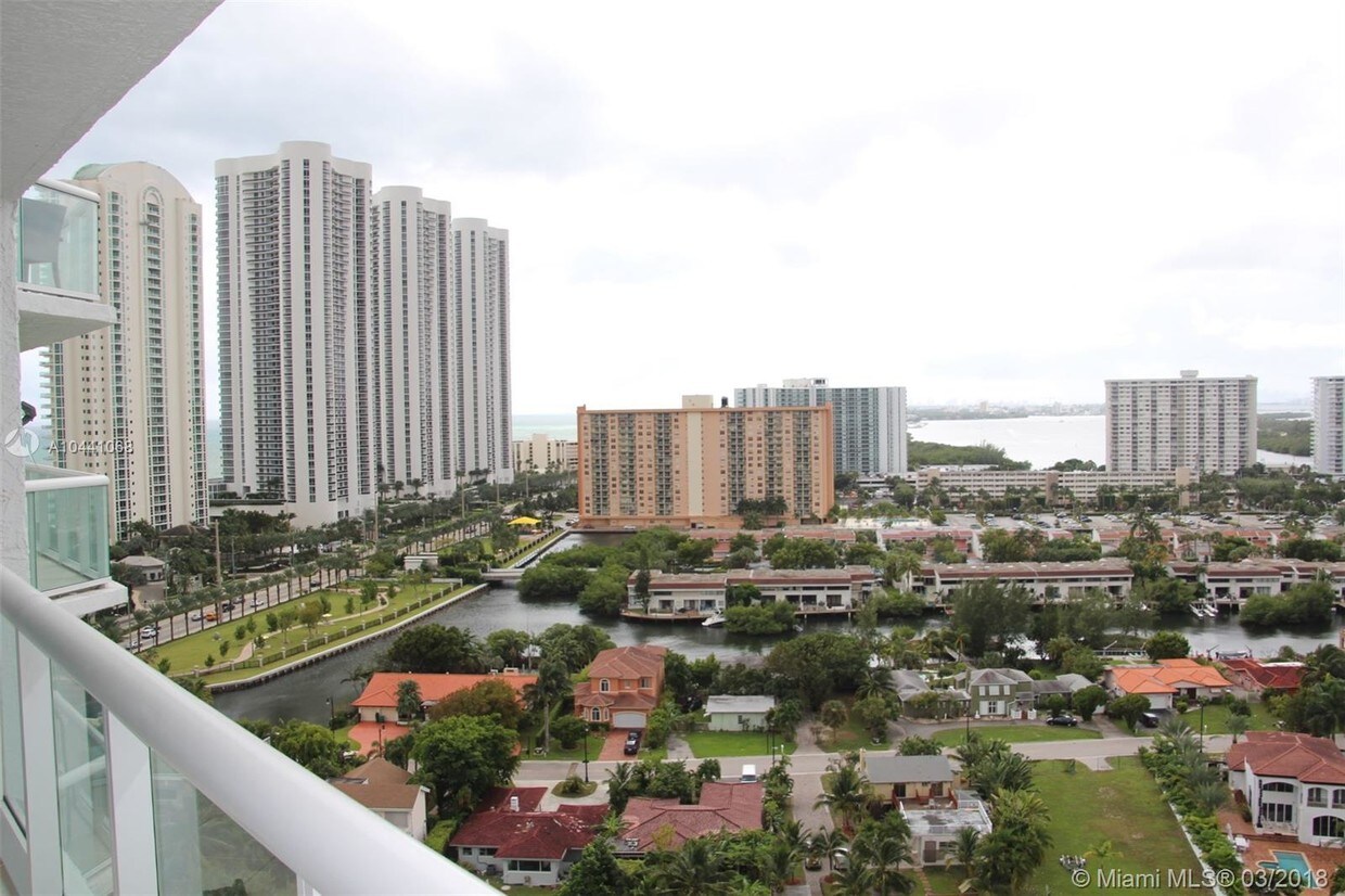 Primary Photo - 16400 Collins Ave