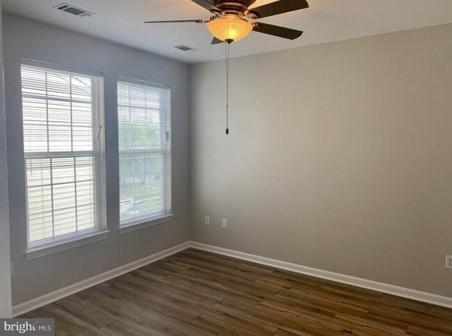 Building Photo - 8207 Blue Heron Dr