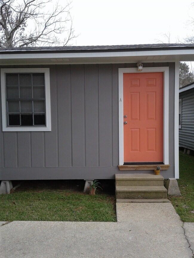 Building Photo - 207 Lana Dr
