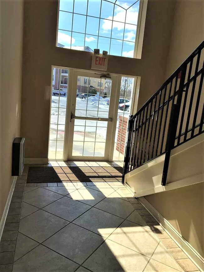 Building Photo - 622 Doral Ct