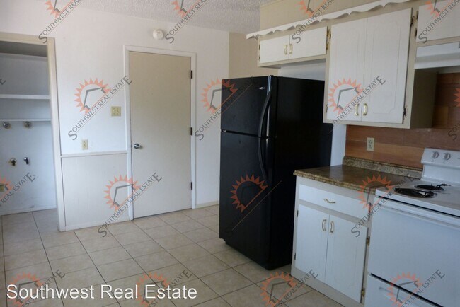 Building Photo - 3 br, 1 bath House - 533 Circle Dr.