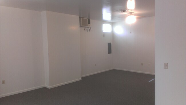 Building Photo - 159 River St
