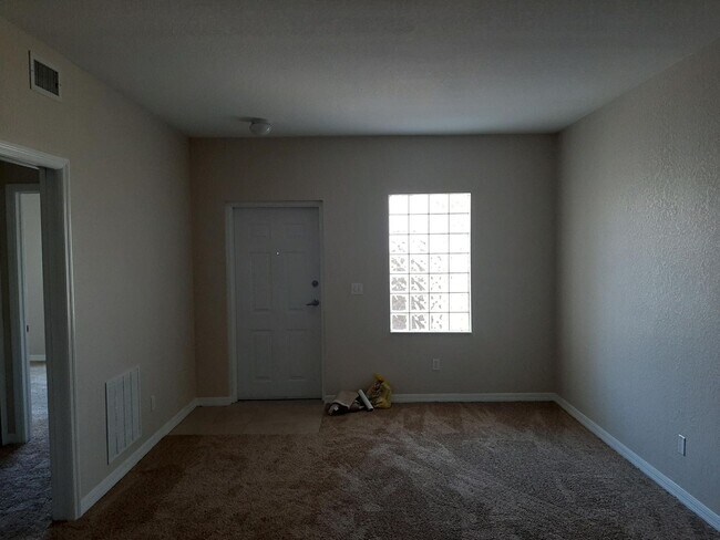 Foto del edificio - 2/2  Ground floor  with newer carpeting