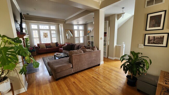 Building Photo - 2121 W Schiller St