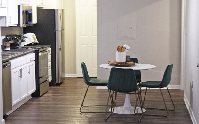 Cocina y comedor mejorados - Centennial Ridge Student Housing