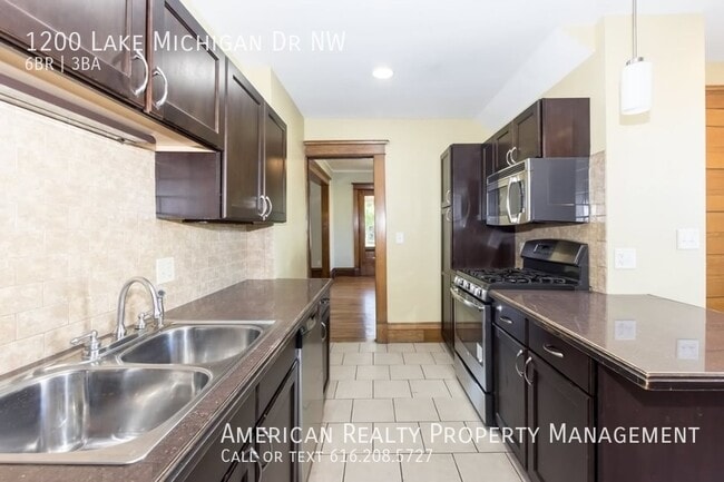 Foto del edificio - 1200 Lake Michigan Dr NW