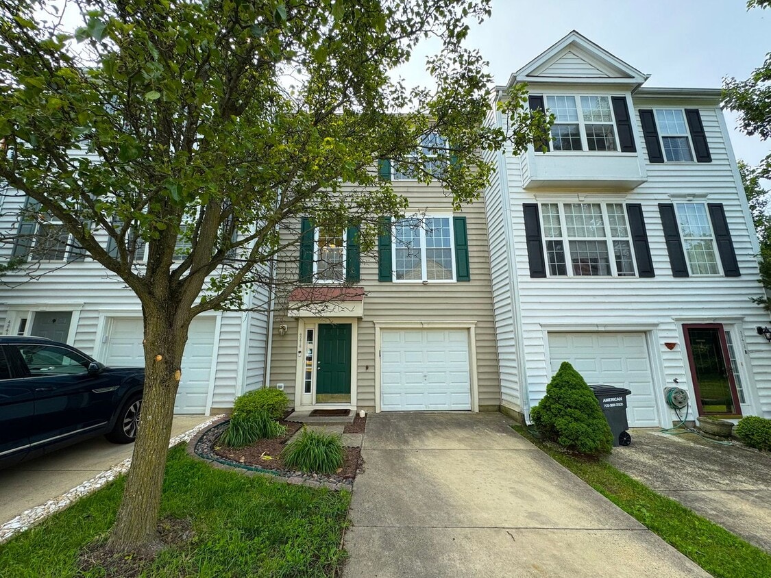 Primary Photo - Gorgeous 3 Bed 2.5 Bath Interior Townhome ...