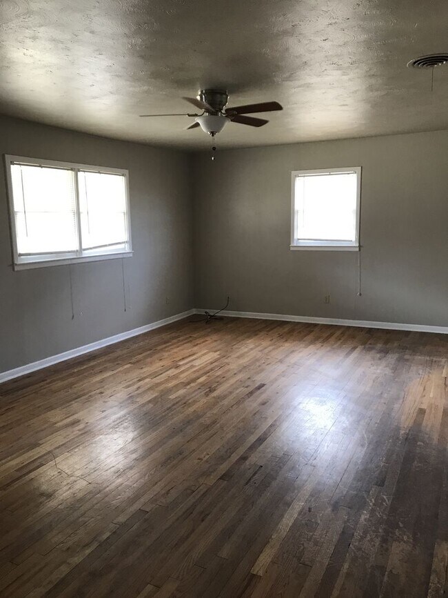 Building Photo - Pre Leasing for fall 2026! 3/2 in Medical District!