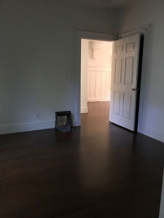Building Photo - Great downtown location