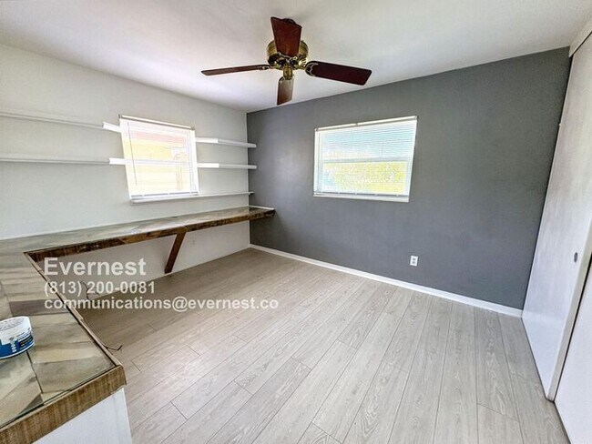 Building Photo - Lovely 3-Bedroom Home in a Convenient Loca...