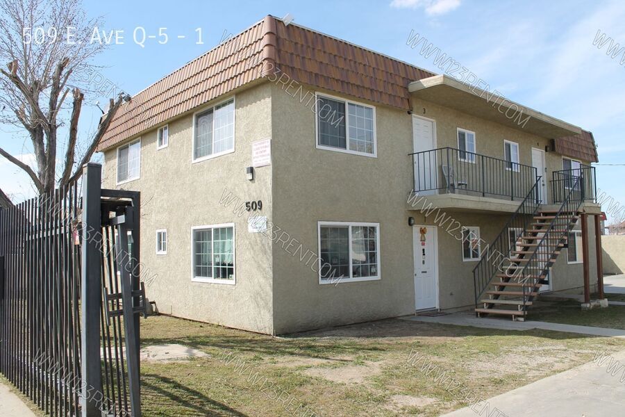 Foto principal - 2BD/1BTH SECOND FLOOR APARTMENT EAST PALMDALE