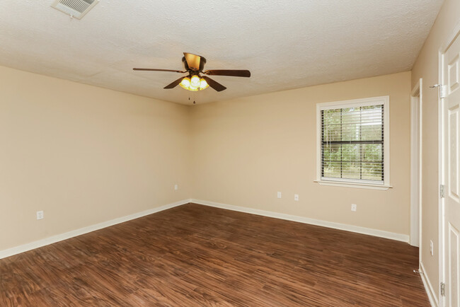 Building Photo - Cozy Three Bedroom with Carport