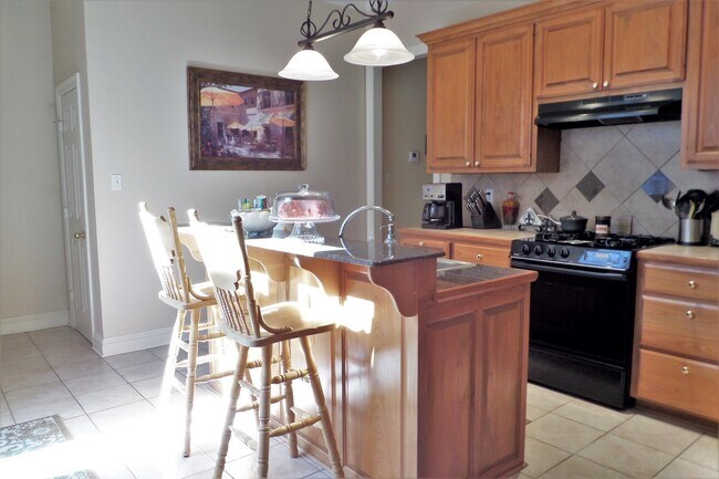 Foto del edificio - Location and upgrades! 3BR/2BA dbl garage, tons of storage, no carpet!