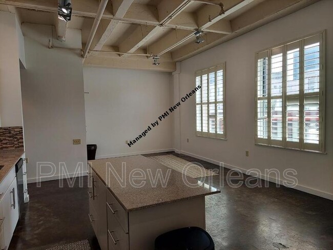 Building Photo - 835 Julia St