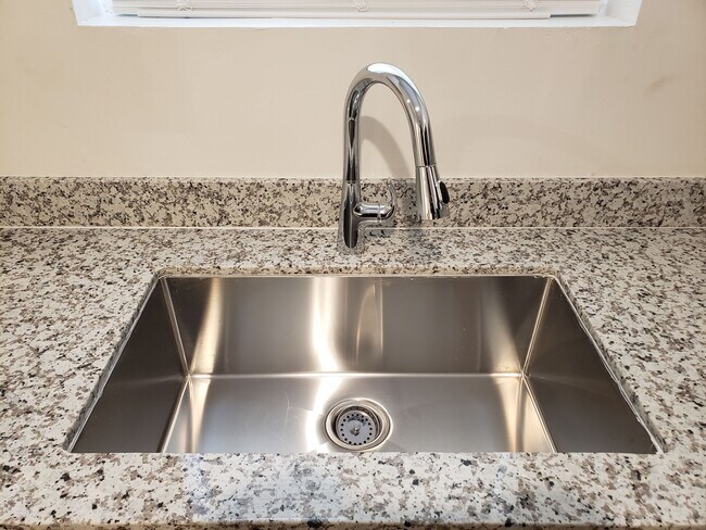 Building Photo - 302 E Poplar St