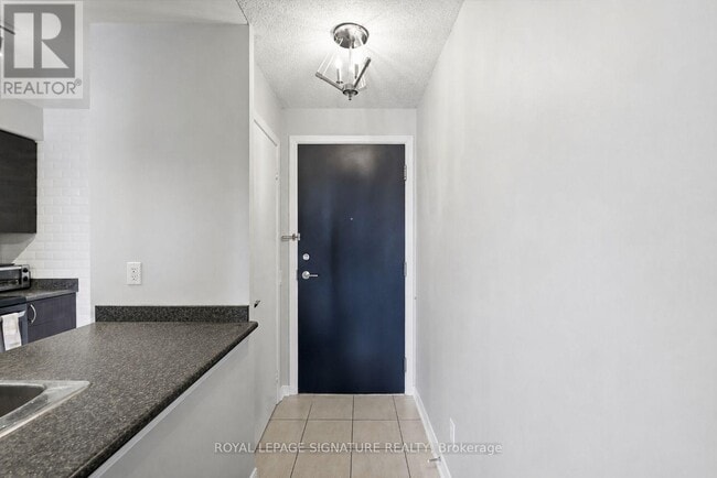 Building Photo - 60 Heintzman St