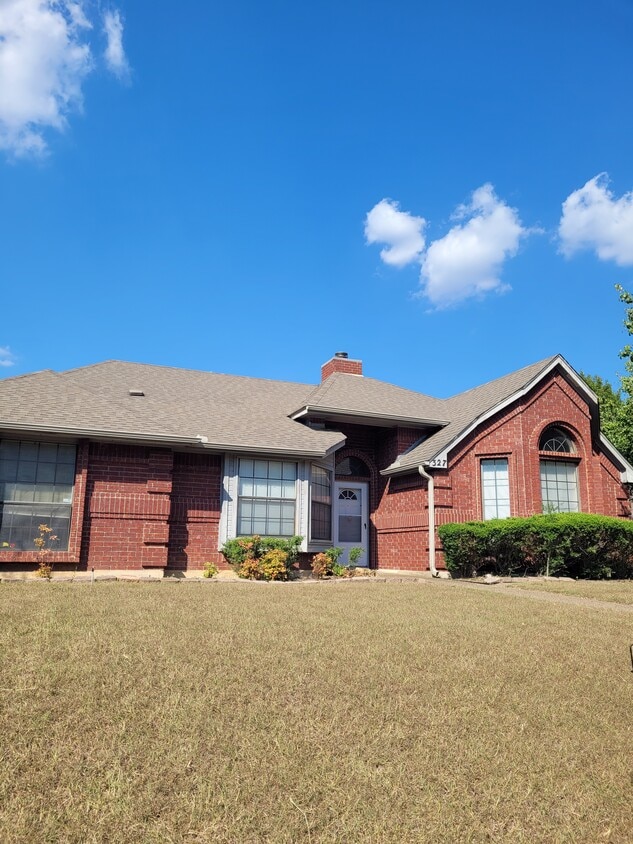 Building Photo - 327 Meadowcreek Dr