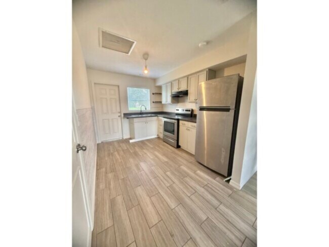 Foto del edificio - AVAILABLE NOW! Move-In Special! Updated 2B...