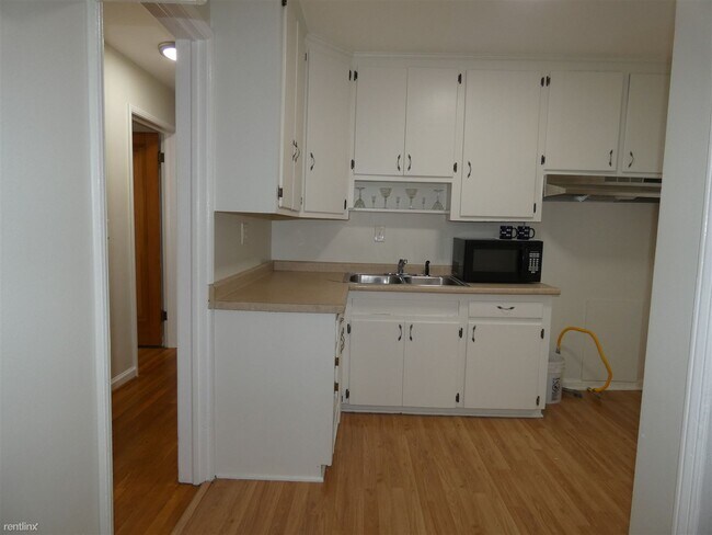 Building Photo - 3 br, 2 bath House - 1054 Canterbury Dr