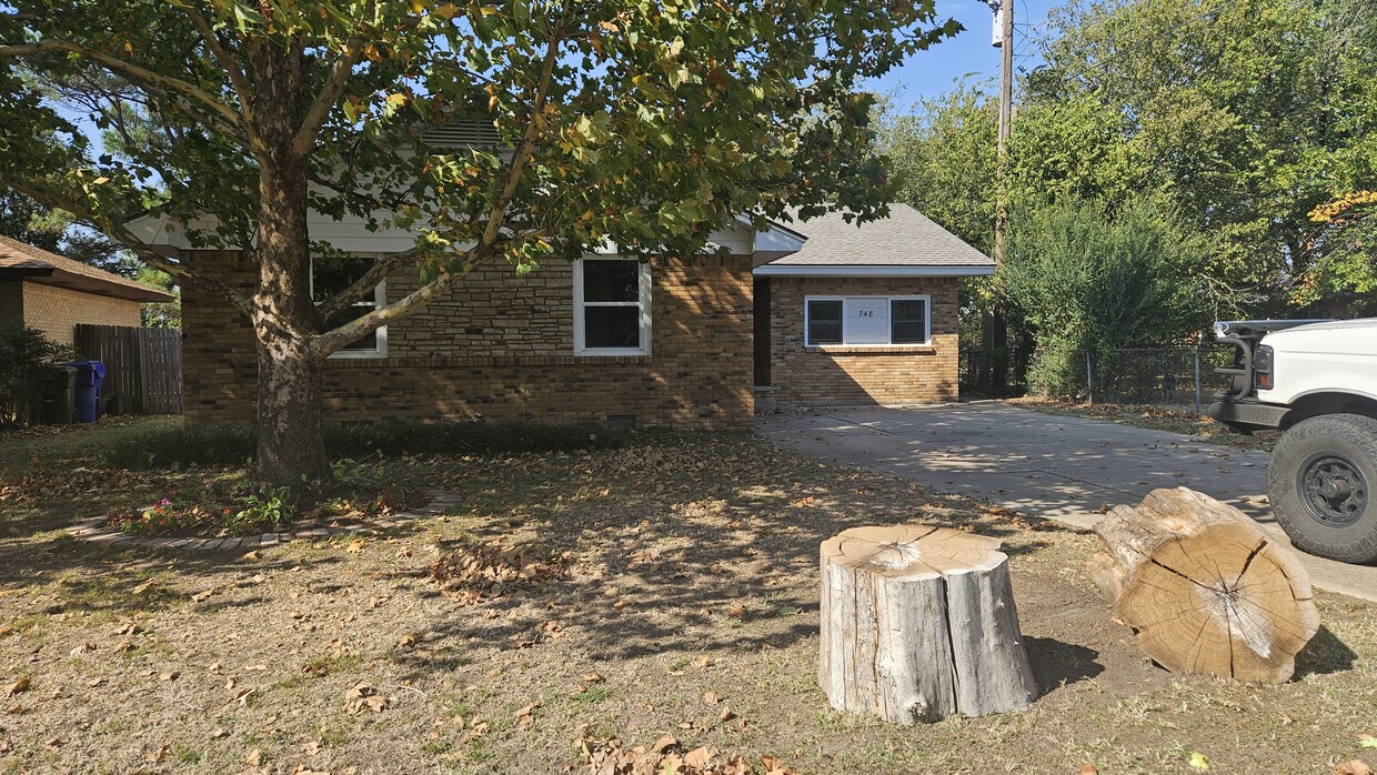 Primary Photo - 748 Highland Pkwy