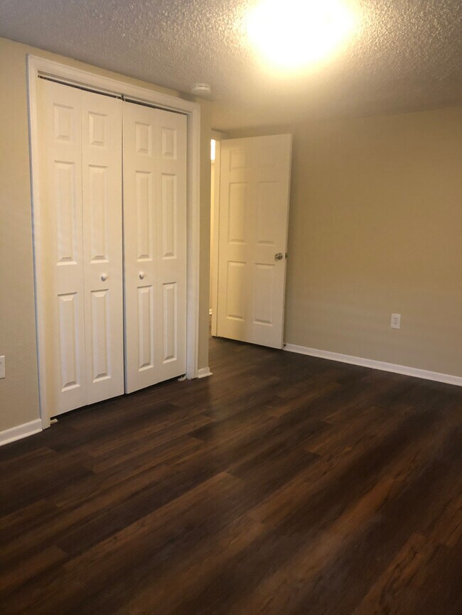 Building Photo - Remodeled 3 Bed Apartment Available NOW!!