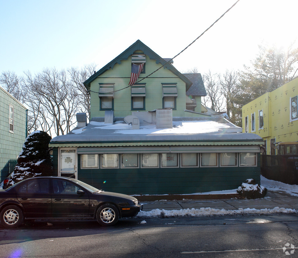 Building Photo - 84 Lincoln Ave