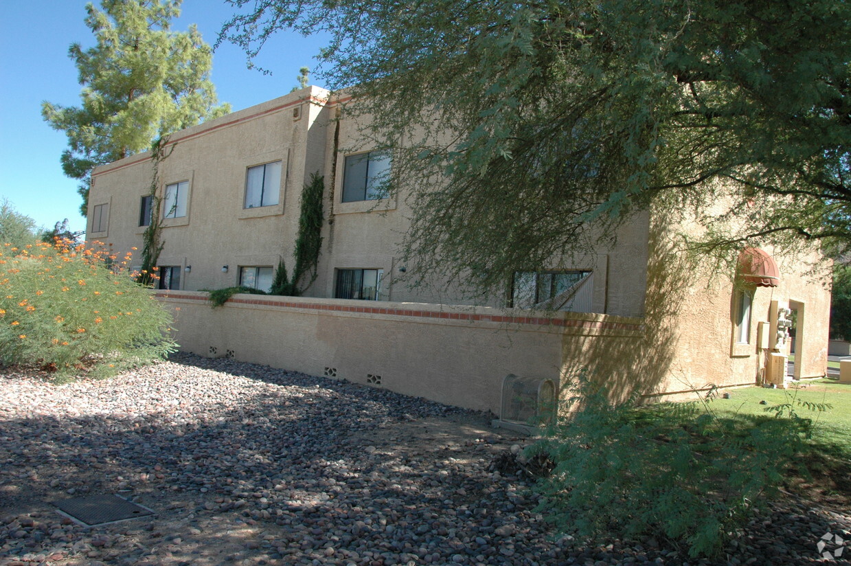 Building Photo - Hacienda Del Vista