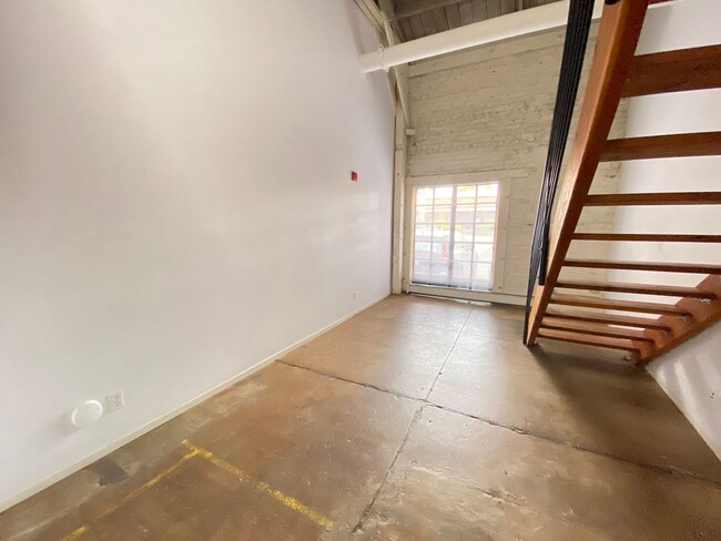 Building Photo - Advent - Low Deposit Loft Style Condo W/ L...