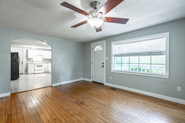 Building Photo - 2 Bedroom, 1 Bath home in Tiftonia!