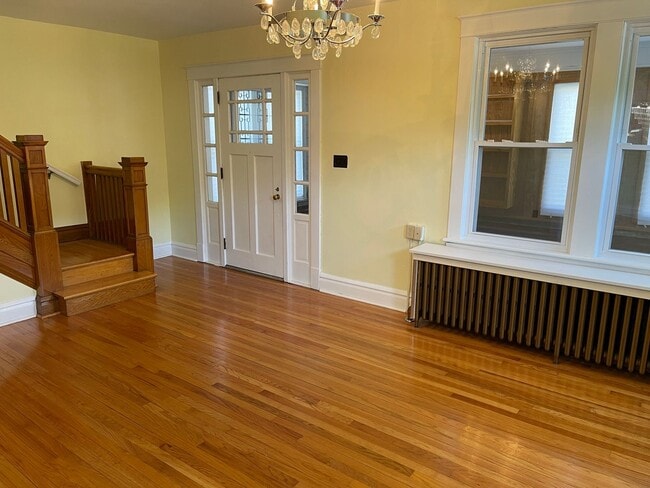 Building Photo - 3 BR/ 1 Bath Single Family Home