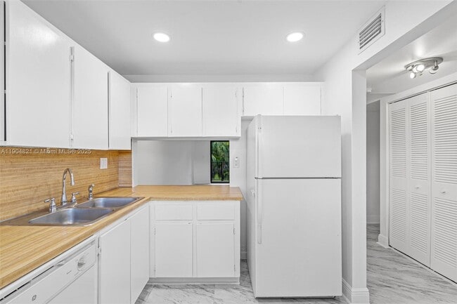 Foto del edificio - 330 W Park Dr