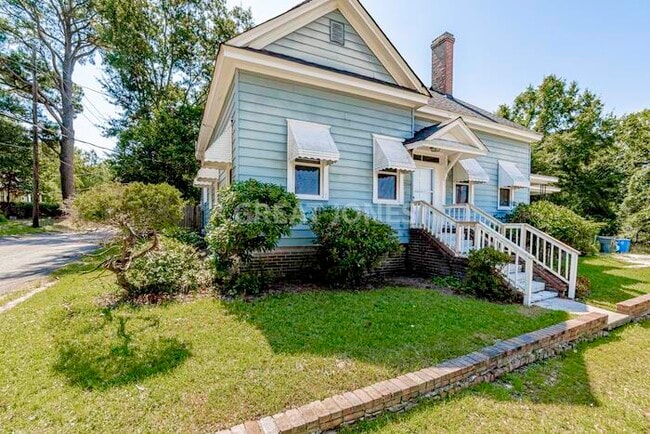 Building Photo - 2116 Pinehurst Rd