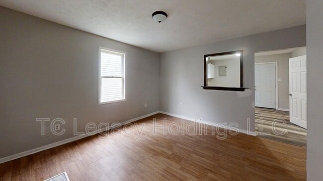 Building Photo - 102 Denham St