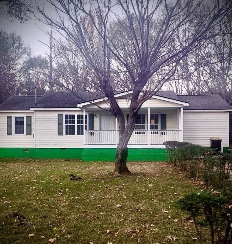 Primary Photo - NEWNAN- 52 Glenn St 3 Bedroom 1 Bath