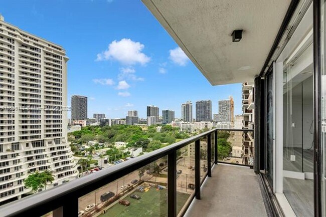 Foto del edificio - 600 NE 36th St