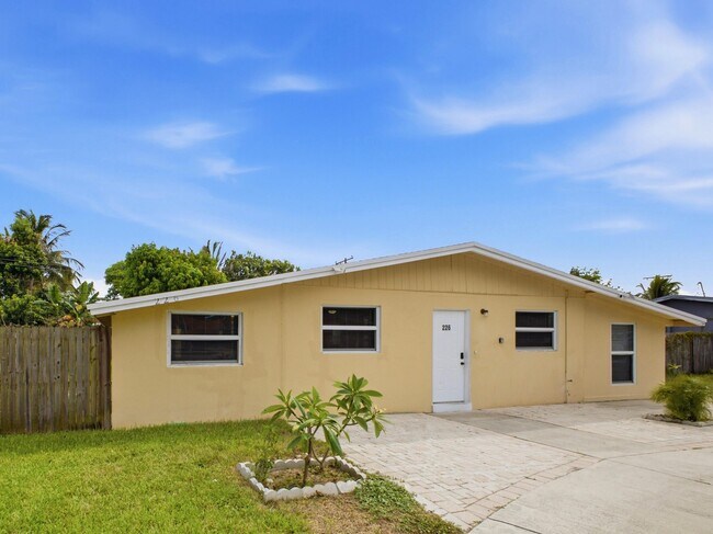 Foto del edificio - 226 E Gateway Blvd