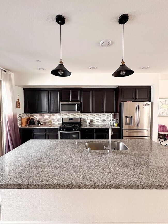 Building Photo - 25393 Parklane Dr
