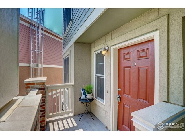 Foto del edificio - Bright & Beautiful 2-Level Condo in NoBo, available June 5th