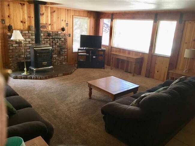 Building Photo - Furnished 8 bedroom Seasonal or Long term ...