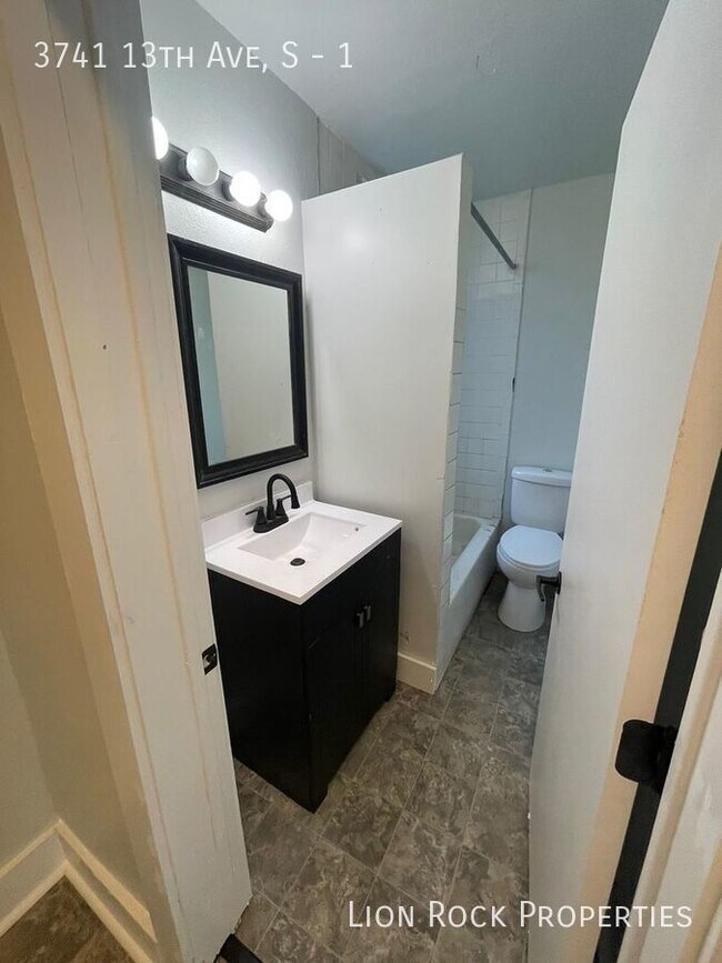 Building Photo - Spacious 3 Bedroom Duplex in South Minneap...