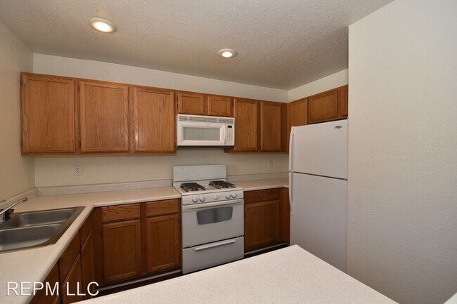 Building Photo - 1 br, 1 bath House - 5016 S Rainbow Blvd #203