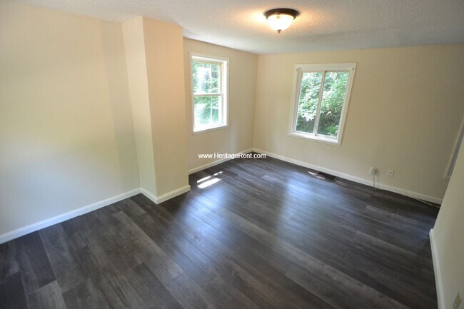 Building Photo - 3 bed 1 bath Beautiful Private Setting