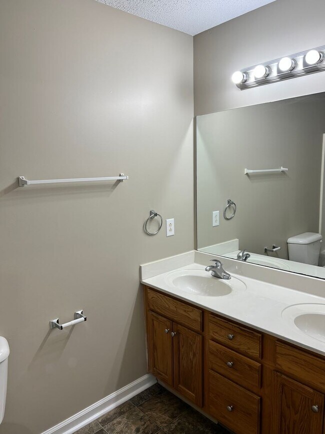 Foto del edificio - Three Bedroom in Oak Grove