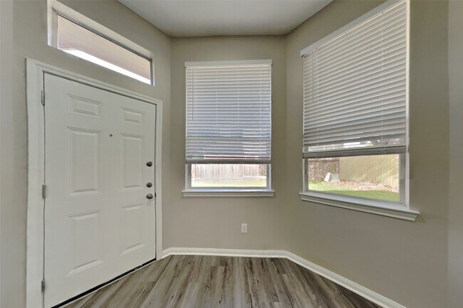 Foto del edificio - 7015 Fountain Lilly Dr