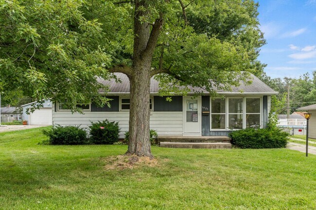 Building Photo - COMING SOON! 3 BEDROOM HOME!
