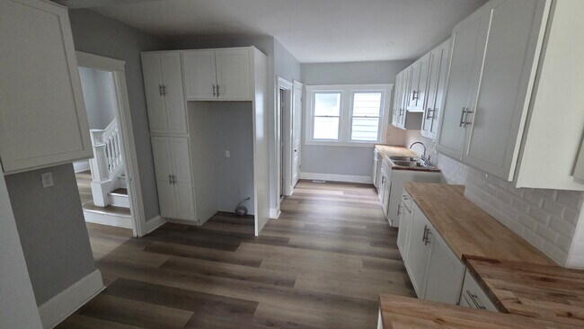 Building Photo - Exquisite 4 bed 3 bath with Air Conditioning