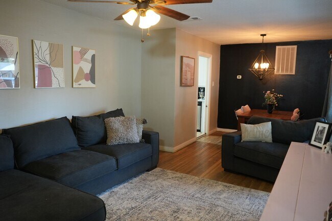 Foto del edificio - 3813 33rd - 3 Bedroom!