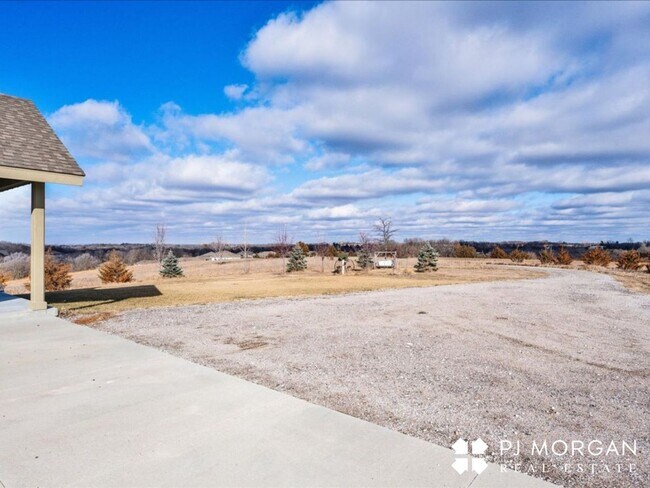 Foto del edificio - Tucked Away Yet Close to It All-Beautiful Elkhorn Rental has it all!