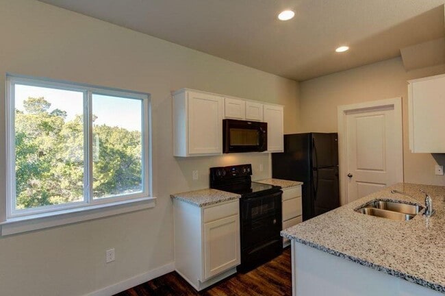 Building Photo - 705 Apache Trail